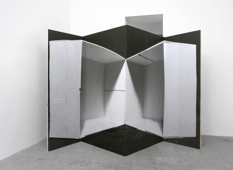 Entre-Deux : Alexandra Leykauf Alexandra Leykauf, Spanische Wand, 2012. Black & white prints and wood,215cm x 286cm. Installation view 